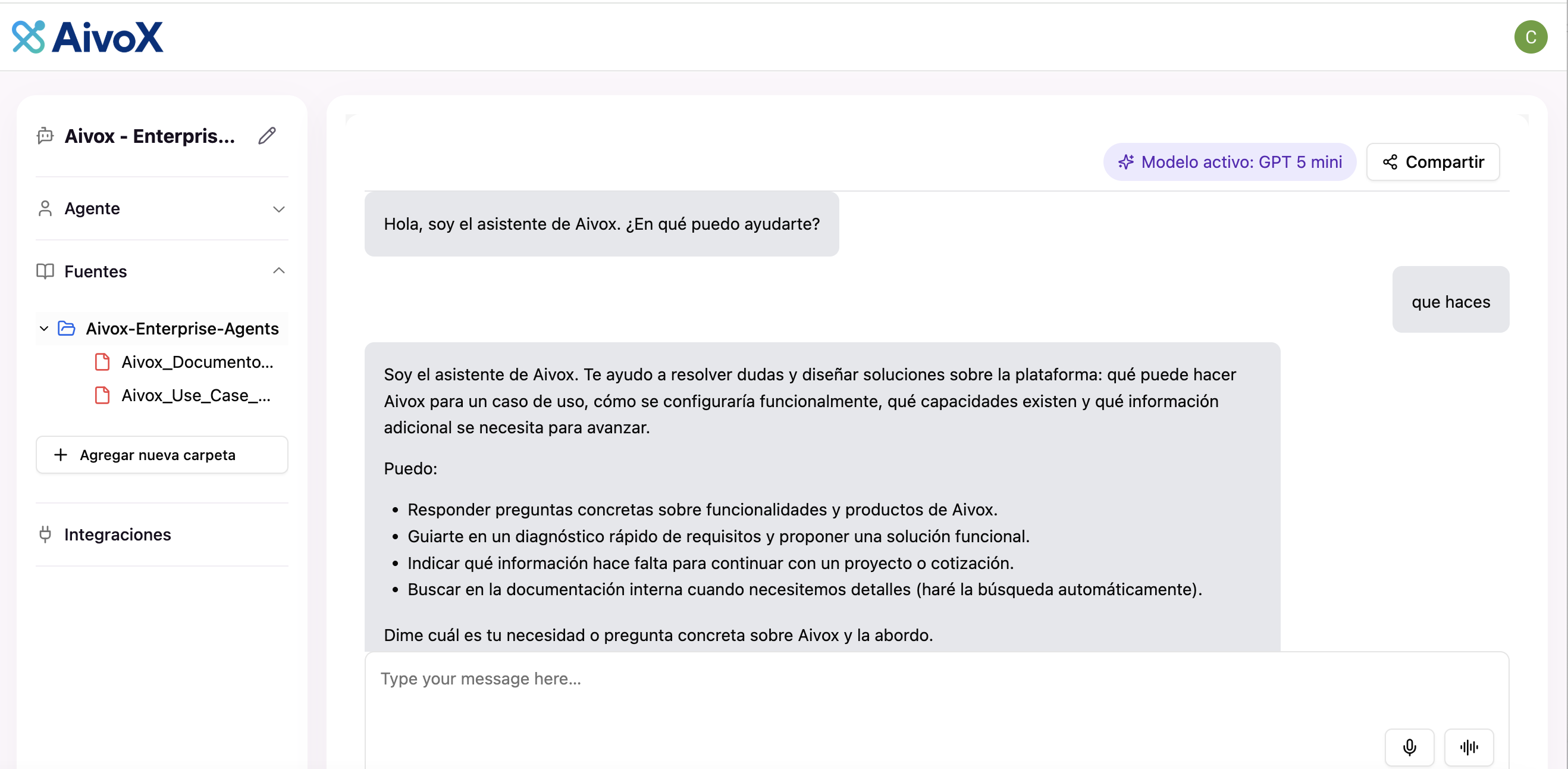 Playground de Aivox con un agente conectado a fuentes empresariales y una conversación de prueba